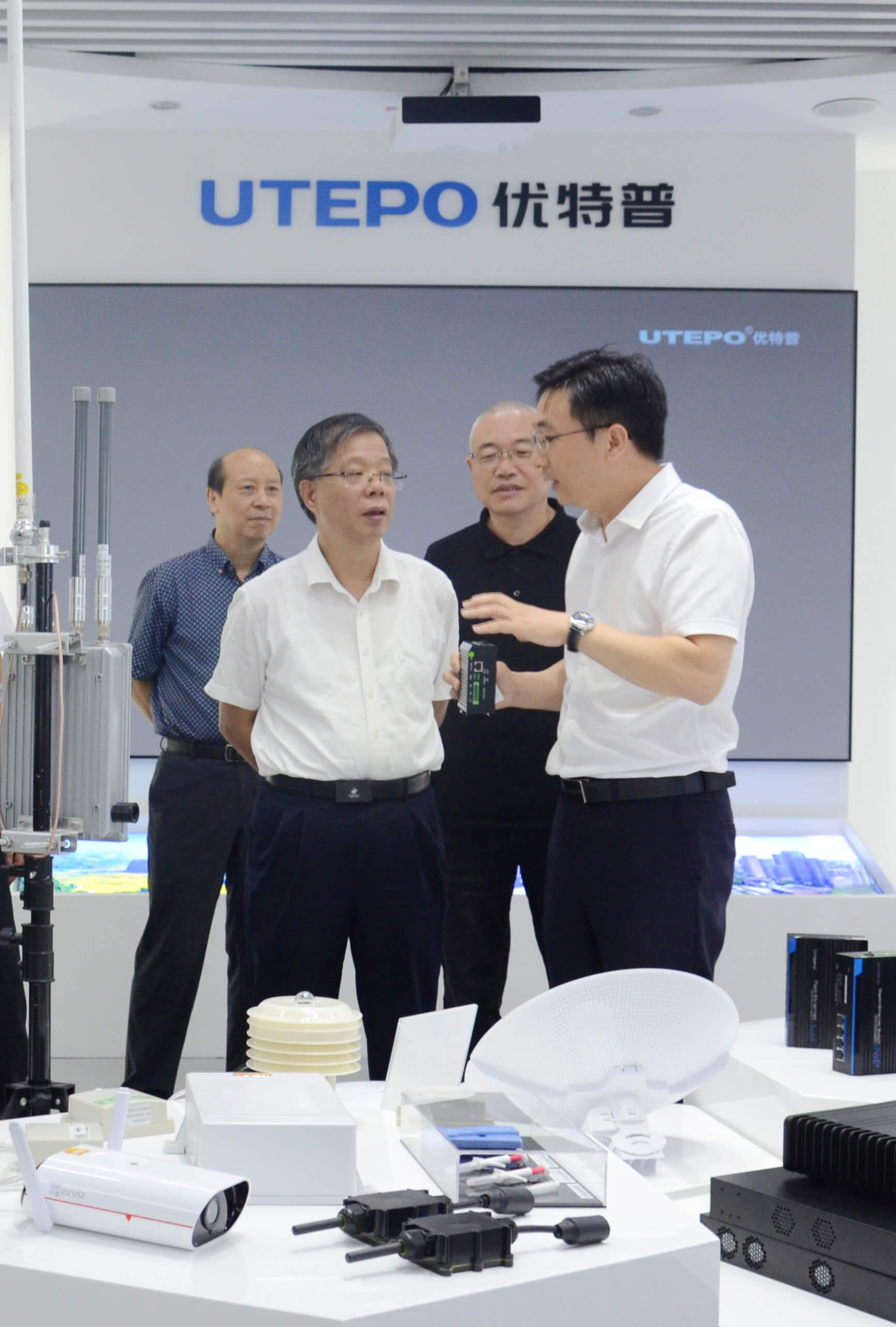 省工信廳廳長涂高坤(前排左)、省統(tǒng)計局局長楊新洪（后排右）、省政府研究室處長吳玉明（后排左）與優(yōu)特普董事長聶懷東親切交流