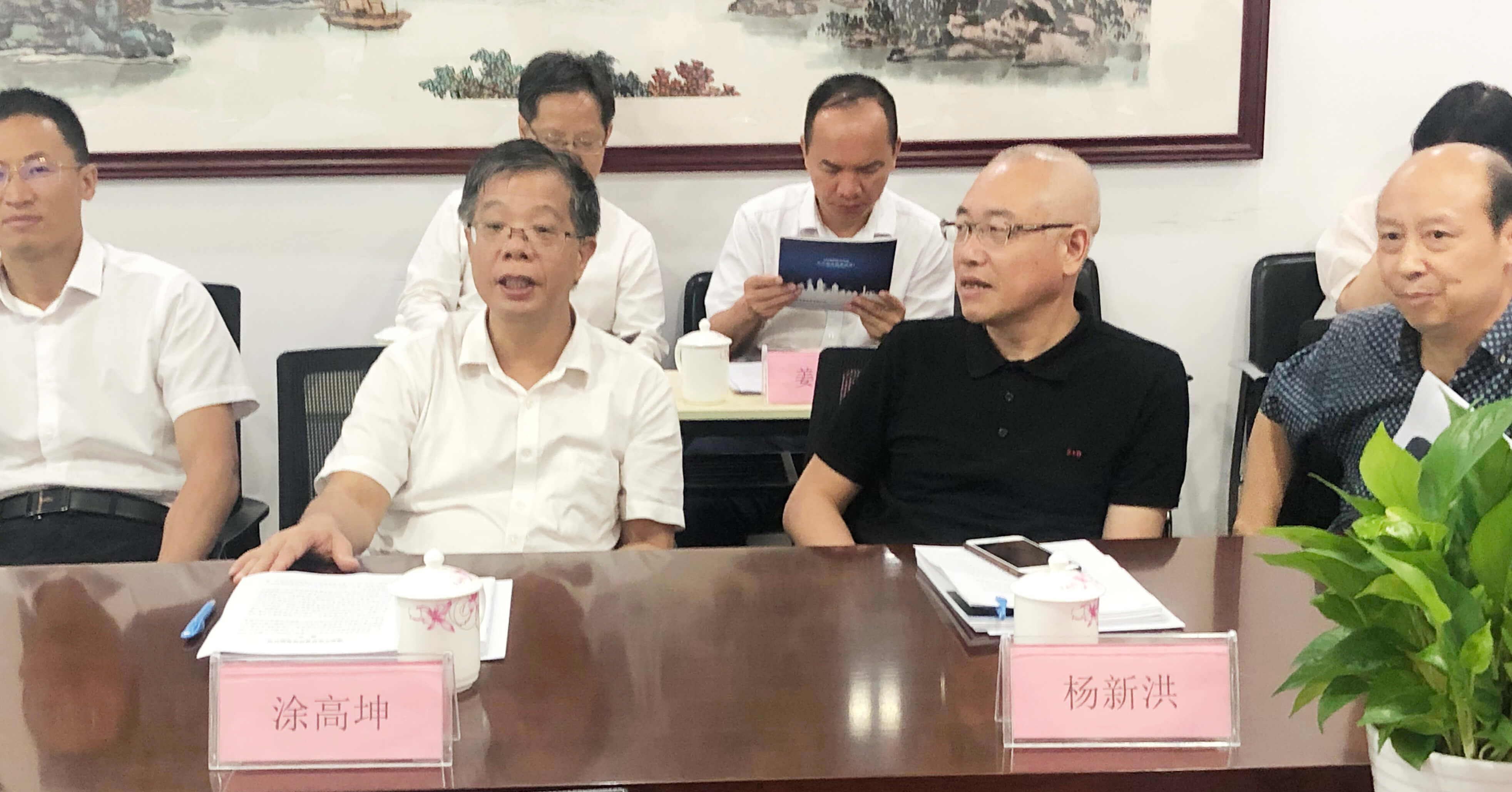 調(diào)研組認真聽取優(yōu)特普董事長聶懷東的匯報與介紹