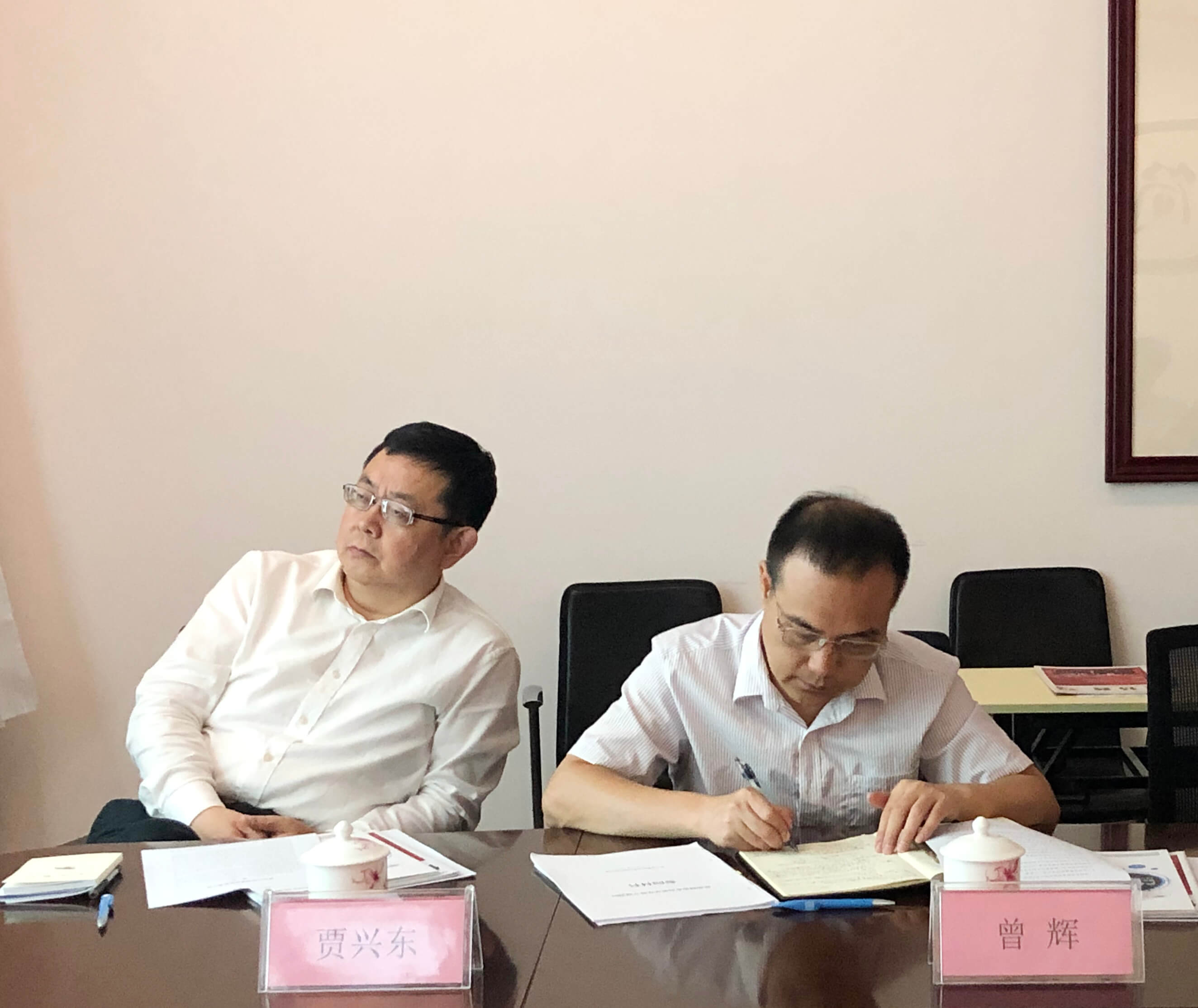 深圳市工信局局長賈興東及調(diào)研組仔細聆聽聶董介紹優(yōu)特普