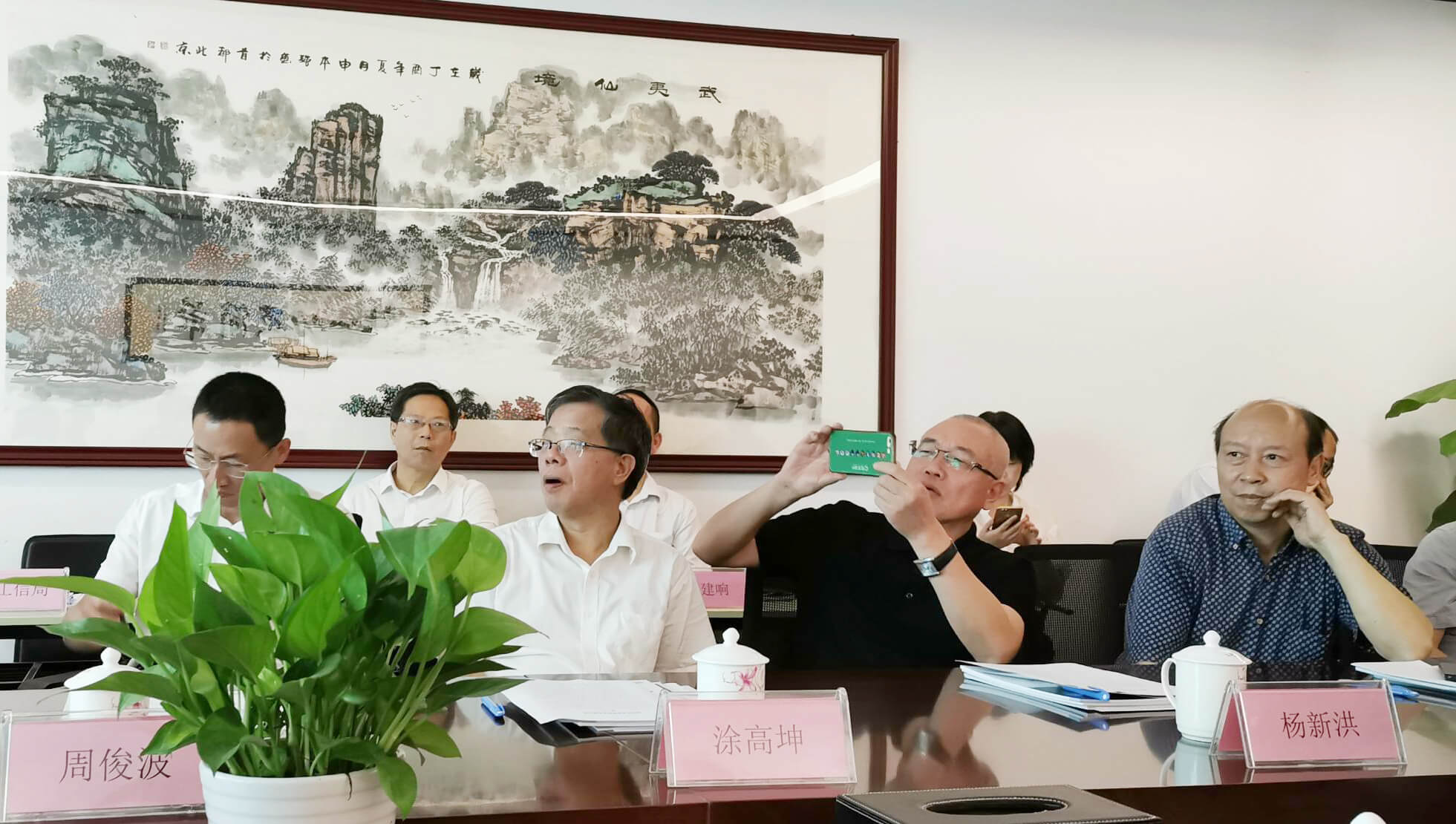 調(diào)研組領(lǐng)導熱烈討論優(yōu)特普創(chuàng)新技術(shù)成果