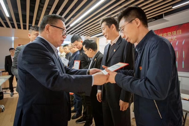 頒發(fā)獎(jiǎng)牌 頒發(fā)獎(jiǎng)牌